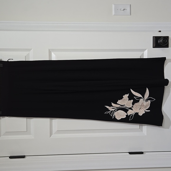 WHITE HOUSE BLACK MARKET EMBROIDERED FLORAL BLACK OFF WHITE JERSEY HALTER TOP XS - Picture 12 of 15